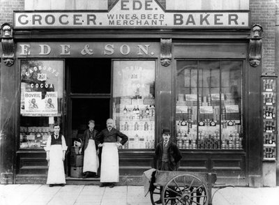 Ede und Sohn Lebensmittelhändler, Wein- und Bierhändler, Bäcker, um 1890 von English Photographer